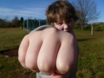 Trampolin Test - Agressives Kind droht mit geballter Faust