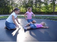 gartentrampolin test - spielende kinder